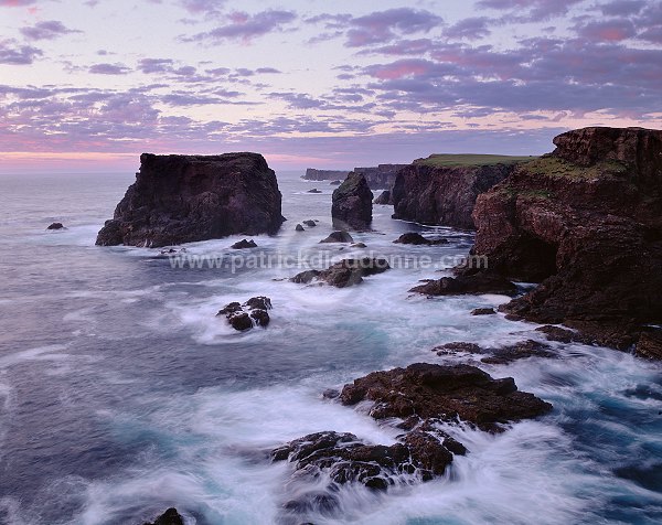 Sunset over Eshaness basaltic cliffs. Shetland -  Couchant sur falaises basaltiques 13581