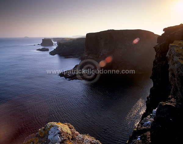 Eshaness basalt cliffs and arches, Shetland -  Falaises d'Eshaness  13582