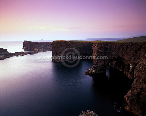 Eshaness basalt cliffs and arches, Shetland -  Falaises d'Eshaness  13583