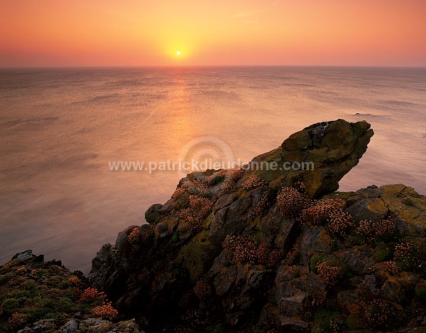 Sunset over Eshaness basaltic cliffs. Shetland - Couchant sur Eshaness 13584