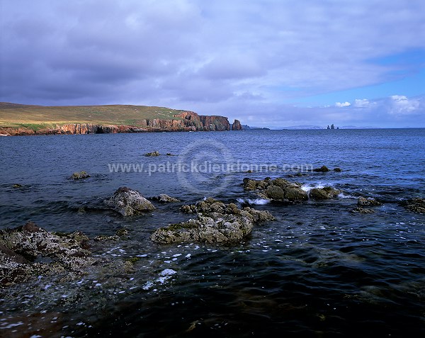 Brae Wick and The Drongs, Eshaness, Shetland -  Baie de Brae et Drongs  13591