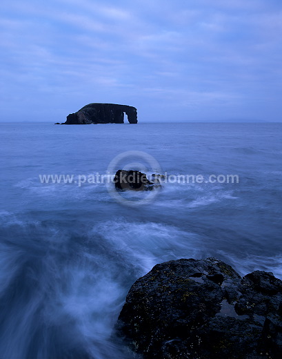 Dore Holm natural arch, Eshaness, Shetland -  Arche naturelle de Dore Holm  13652