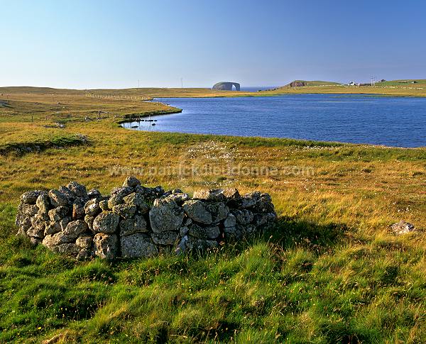 West loch and Dore Holm nat. arch, Shetland, Scotland - Arche naturelle de Dore Holm  13661