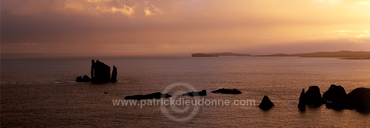 Sunset over the Drongs, Esha Ness, Shetland. - Couchant sur les Drongs  13587