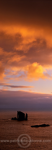 Sunset over the Drongs, Esha Ness, Shetland. - Couchant sur les Drongs  13588