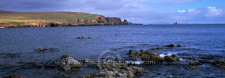 Brae Wick and the Drongs, Shetland. - Baie de Brae et Drongs  13594