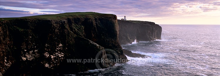 Sunset over Esha Ness cliffs, Shetland. - Couchant sur les falaises d'Eshaness 13572