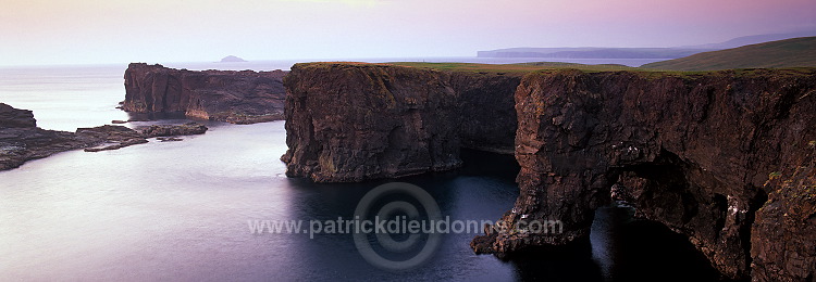 Eshaness basalt cliffs and arches, Shetland, Scotland - Falaises d'Eshaness  13574