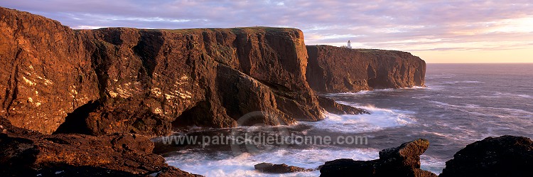 Eshaness cliffs, lighthouse, Shetland, Scotland -  Falaises d'Eshaness, Shetland  13575