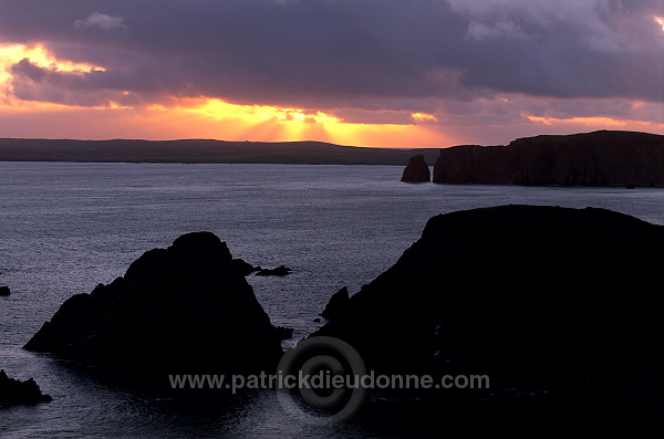 Sunset over Hillswick Ness, Northmavine, Shetland -  Couchant sur Hillswick Ness  13650