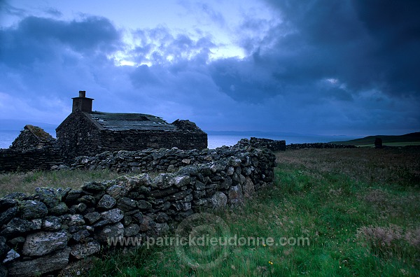 Ruined crofthouse, Yell, Shetland -  Fermette en ruines sur Yell  13714