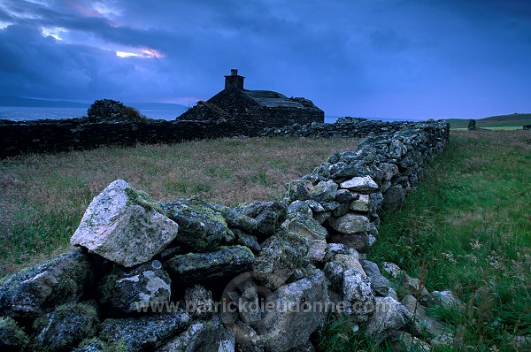 Ruined crofthouse, Yell, Shetland -  Fermette en ruines sur Yell  13715