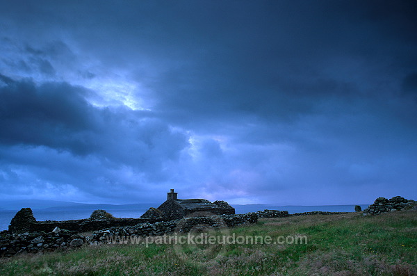 Ruined crofthouse, Yell, Shetland -  Fermette en ruines sur Yell  13717