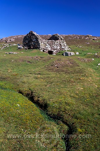 An old mill on Papa Stour, Shetland - Moulin à eau traditionnel, Papa Stour  13731