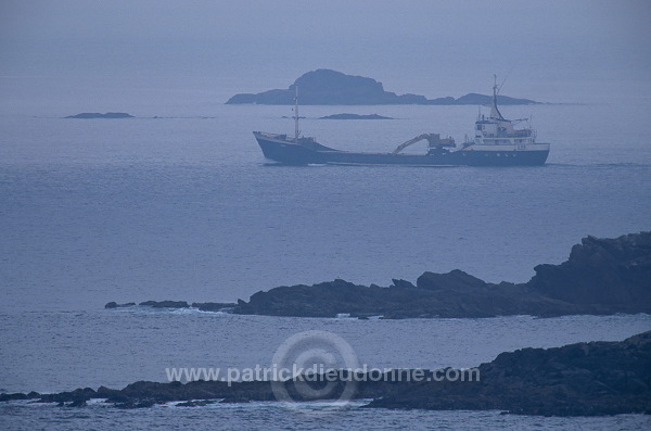 Passing boat, Shetland - Bateau de passage, Shetland.  13841