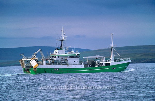 Fishing boat, Shetland, Scotland - Bateau de pêche dans les Shetland 13842