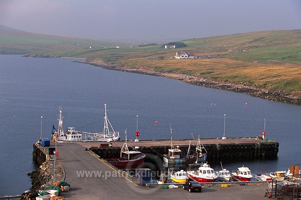 Fishing harbour, Shetland, Scotland - Petit port de pêche, Shetland 13857