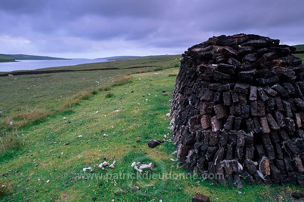 Peat cutting, Shetland, Scotland - Récolte de la tourbe dans les Shetland  13927