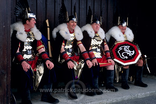 Vikings waiting for the bus - Vikings attendant leur bus, Shetland  13960