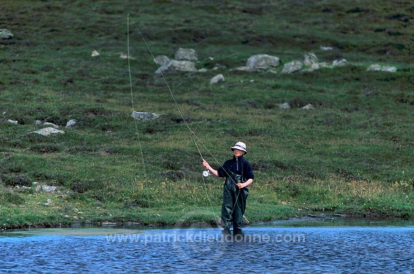 Fly fishing in a loch - Pêcheur à la mouche dans un loch, Shetland  13967