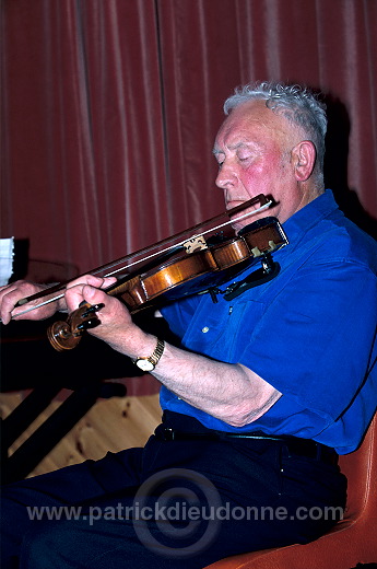 Fiddle music in Shetland, Eshaness - Violoniste, Shetland  13968
