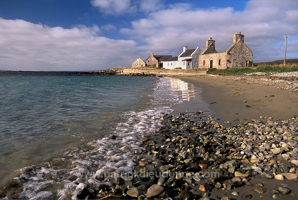 Houses and beach, Uyeasound, Unst, Shetland - Maisons et plage, Unst  14084