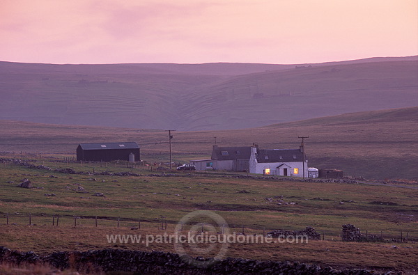 Crofthouses at dusk, Unst, Shetland - Fermettes au crépuscule sur Unst 14086