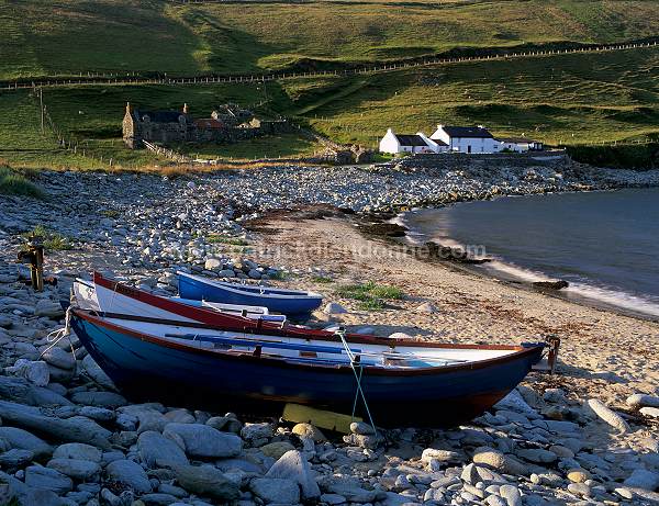Boats at Nor Wick, Unst, Shetland. - Barques à Nor Wick, Unst.  14064