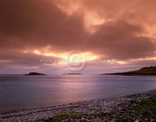 Sunset over holms near Westing, Unst. - Couchant sur Westing, Unst  14106