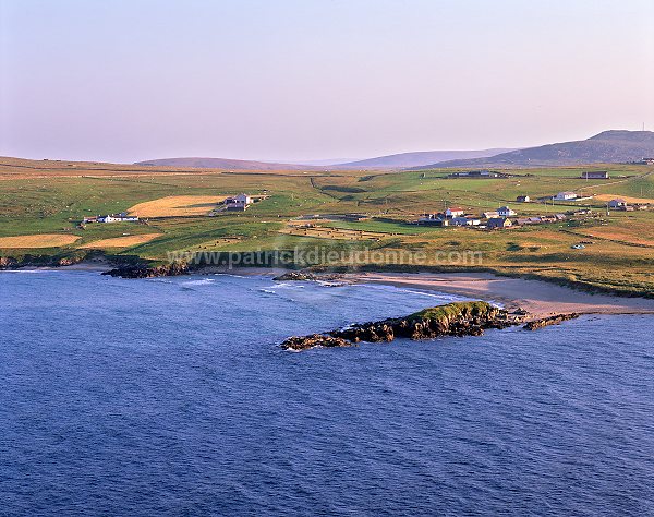 View of Norwick from Lamba Ness, Unst, Shetland - Norwick depuis Lamba Ness  14112