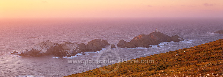 Muckle Flugga lighthouse, Unst, Shetland / Phare de Muckle Flugga, Hermaness 14119