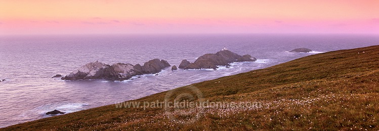 Muckle Flugga lighthouse, Unst, Shetland / Phare de Muckle Flugga, Hermaness  14120