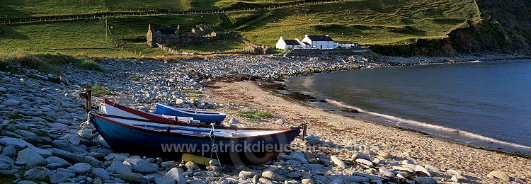 Crofthouse and boats, Nor Wick, Unst, Shetland. - Maison traditionnelle et barques, Unst 14122