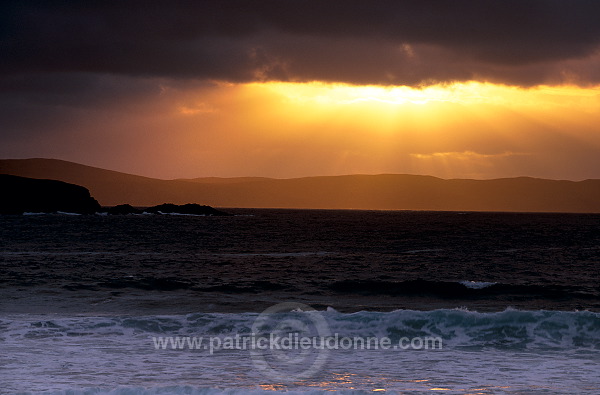 Sunset over Yell Sound, Shetland - Couchant sur Yell Sound  14138