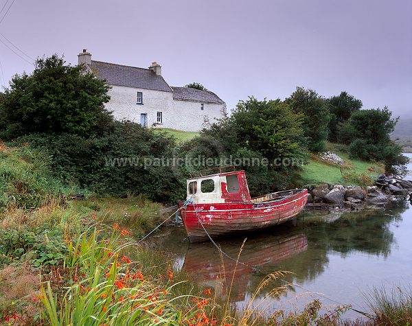 Red boat and house, Ireland -  Bateau rouge et maison, Irlande  15324
