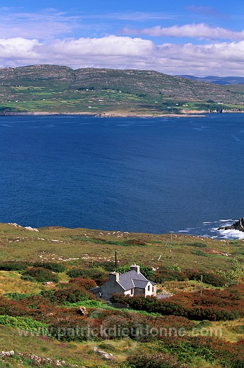 House and Dunmanus Bay, Ireland - Maison et cote rocheuse, Irlande  15481