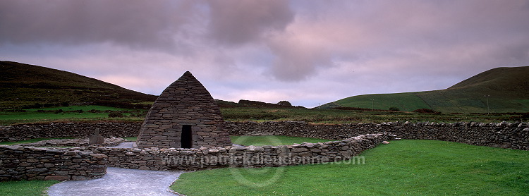 Gallarus Oratory, Dingle, Ireland - Oratoire de Gallarus, Irlande  15238