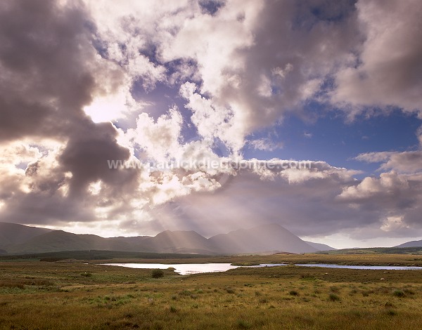 Break over Maumturk Mountains, Ireland -  Eclaircie, Connemara, Irlande 15353