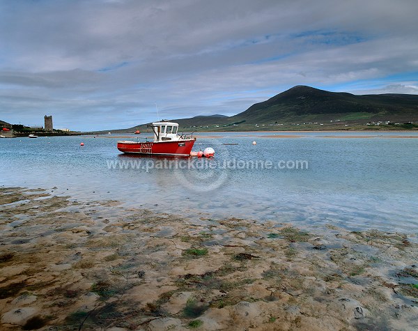 Red Boat in Achill Sound, Ireland - Bateau rouge, Achill, Irlande  15365