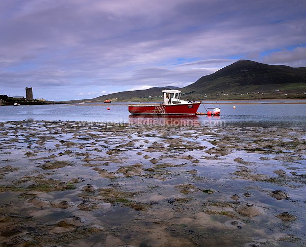 Red Boat in Achill Sound, Ireland - Bateau rouge, Achill, Irlande  15377