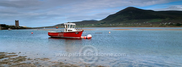 Red Boat in Achill Sound, Ireland - Bateau rouge, Achill, Irlande  15365