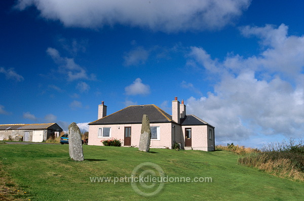 Houses and standing stones, Orkney, Scotland -  Maisons et menhirs, Orcades, ecosse  15624