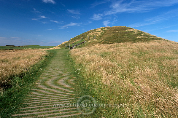 Maes Howe cairn, Orkney, Scotland -  Tombe de Maes Howe, Orcades, Ecosse  15650