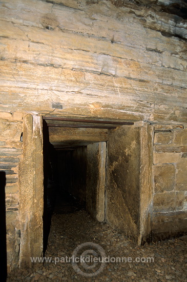 Maes Howe cairn, Orkney, Scotland -  Tombe de Maes Howe, Orcades, Ecosse  15655