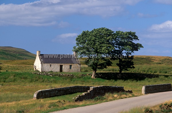 House near loch Loyal. Sutherland, Scotland - Ecosse - 18859