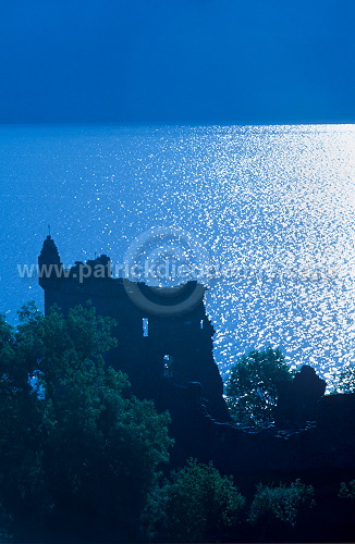 Urquhart Castle & loch Ness, Highlands, Scotland - Ecosse - 19102