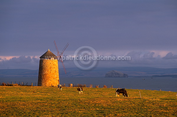 Windmill, St Monans, Fife, Scotland -  Moulin, Ecosse -   16028
