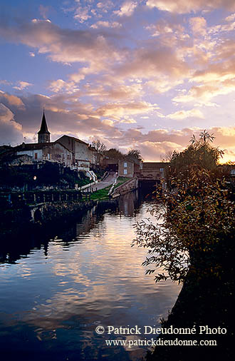 Village de Gondreville (54), vallée de la Moselle au couchant - 17173