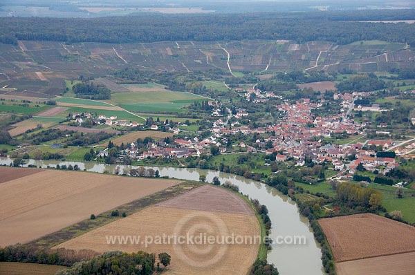 Trelou-sur-Marne et vignobles, Aisne (02), France - FMV023