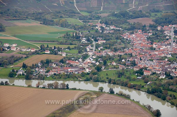 Trelou-sur-Marne et vignobles, Aisne (02), France - FMV024